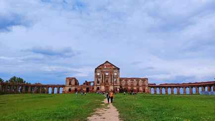 А Гудвин будет? В Беларуси решили перекрасить один из дворцов в изумрудный цвет