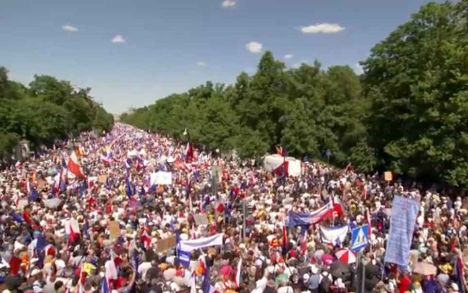 Поляки вышли на самые массовые протесты со времен коммунистов