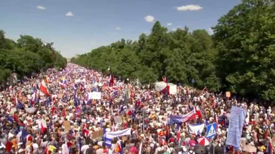 Поляки вышли на самые массовые протесты со времен коммунистов