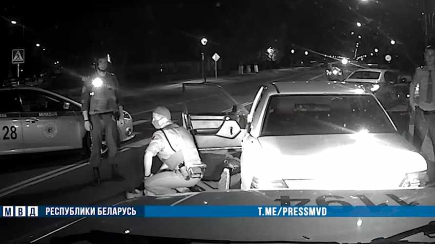 В Брестской области патруль ГАИ стрелял по машине с двумя мужчинами и 14-летней девочкой. Подробности