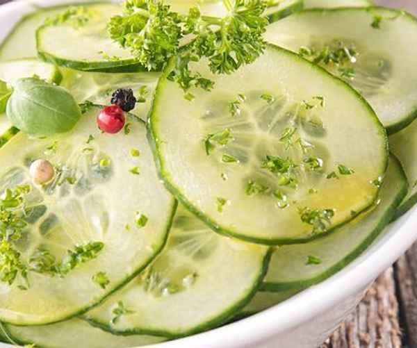 Если огурцы не сильно переросли, то кожуру можно не обрезать