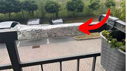 Зачем белорусам оборачивать фольгой перила на балконах? Этот трюк избавит от серьезной проблемы