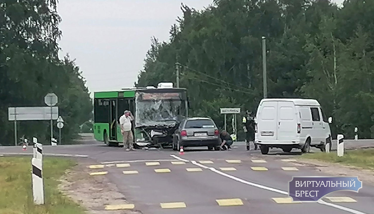 Повисший грузовик, лобовое с автобусом и горящие авто — Что происходило на белорусских дорогах в последние дни