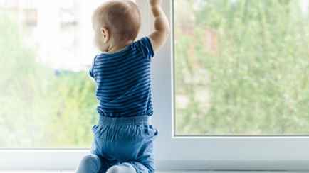 В Полоцке из окна шестого этажа выпал годовалый малыш. Где были взрослые?