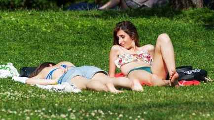 До 1110 рублей. Юрист рассказал, когда белорусам, загорающим в городском парке или у подъезда грозит штраф