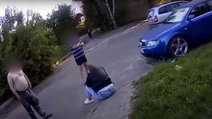 В Гродно девушка ремнем избила машины. Зачем?