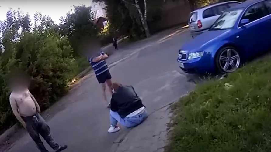 В Гродно девушка ремнем избила машины. Зачем?