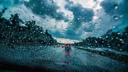 Нужно ли во время грозы выключать телефон? А прятаться в машине можно? Как белорусам себя вести во время ненастья