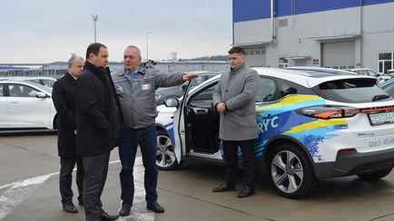 Белорусских чиновников обязали ездить на Geely. Но не всех. Кому какие полагаются?