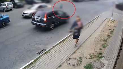 Появилось видео, как в Слуцке мальчик бросился под машину. Куда смотрел отчим?