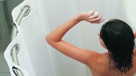 Почему шторка для душа постоянно липнет к телу? 4 способа, как этого избежать