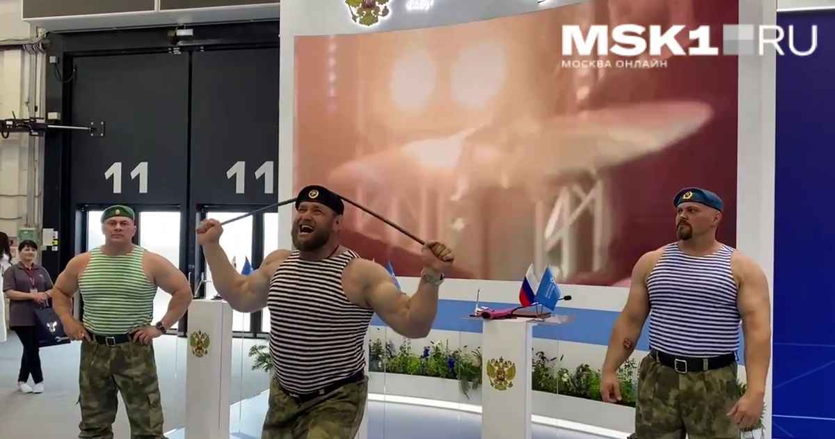 В России на экономическом форуме показали, как рвать грелку руками и гнуть головой арматуру