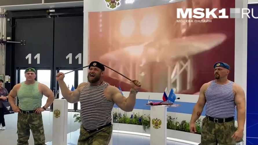 В России на экономическом форуме показали, как рвать грелку руками и гнуть головой арматуру