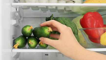 Как правильно хранить огурцы в холодильнике, чтобы были хрустящими? Вот два способа