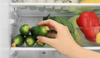 Как правильно хранить огурцы в холодильнике, чтобы были хрустящими? Вот два способа