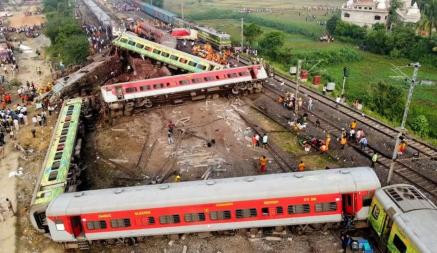 В Индии столкнулись два поезда — погибло более 280 человек