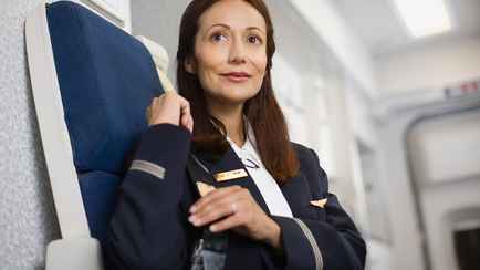 Почему стюардессы сидят лицом к пассажирам? Не только для того, чтобы следить за ними