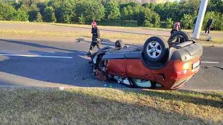 «Состояние вызвало подозрение» — В Минске авто врезалось в столб и перевернулось
