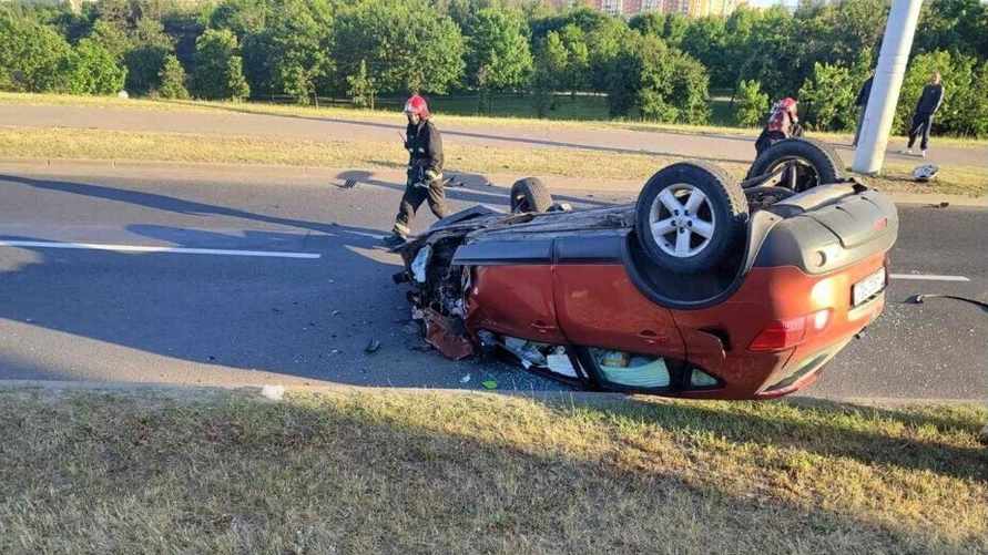 «Состояние вызвало подозрение» — В Минске авто врезалось в столб и перевернулось