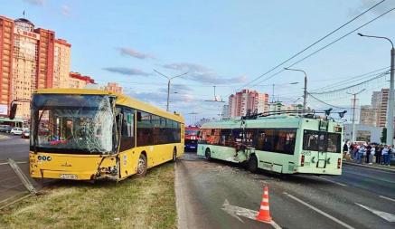 В Минске 8 пассажиров попали в больницу после тарана троллейбуса автобусом