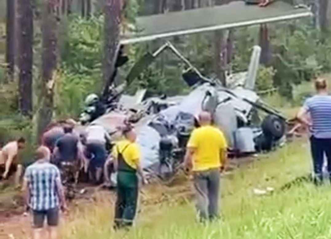 "Это страшно, там человек!" - Появилось видео первых минут после падения вертолета под Барановичами