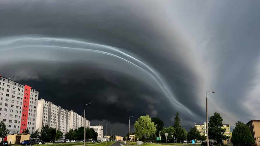 Температура упадет на 13 °С? Синоптики предупредили о приближении к Беларуси грозового фронта