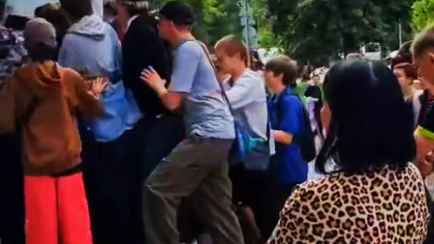 «Ну-ка отошли, я сказала!» — Снова появились видео штурмов подростками секонд-хэндов по всей Беларуси. Что происходит?