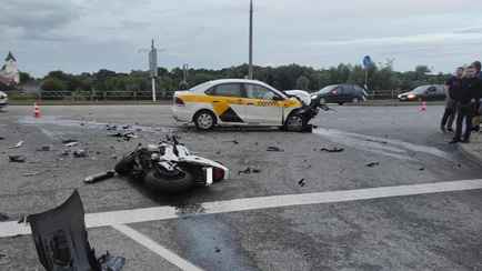 На видео попало, как в Гомеле байкера отбросило на 40 метров после столкновения с такси