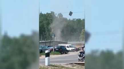 Смерч повредил много машин в Гомельской области в Рогачеве — Очевидец