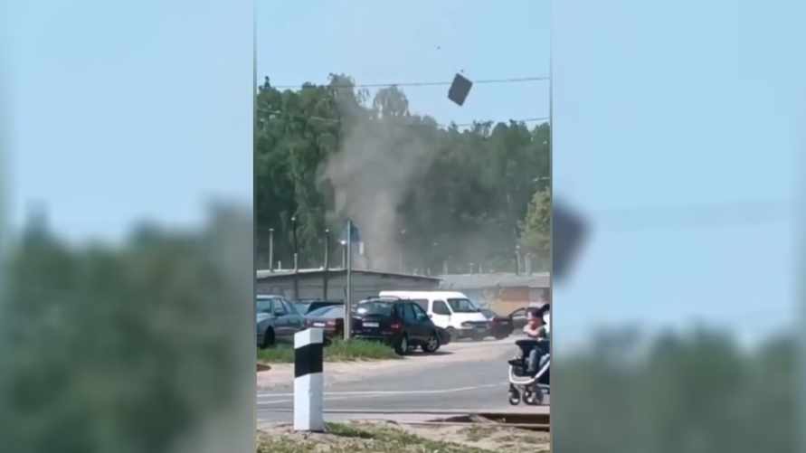 Смерч повредил много машин в Гомельской области в Рогачеве - Очевидец