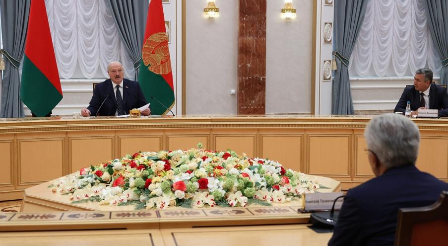 По словам Лукашенко, «американцам важно поставить на колени