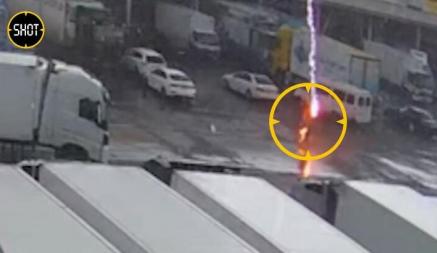 Появилось видео, как в России молния попала мужчине прямо в голову