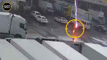 Появилось видео, как в России молния попала мужчине прямо в голову