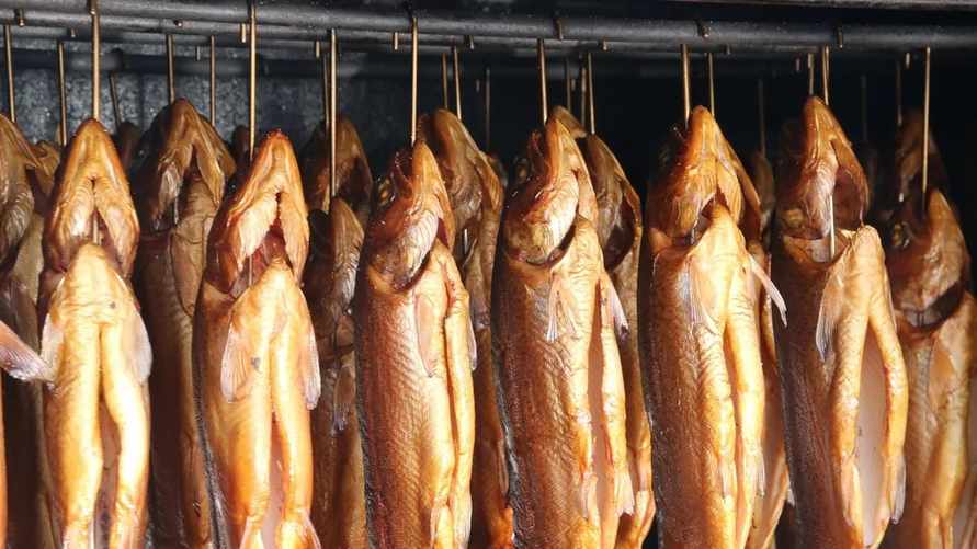 Как правильно хранить копченую рыбу? Нашли способ продлить ее срок годности