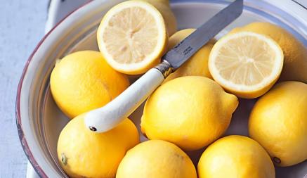 В Интернете советуют белорусам варить лимоны. Проверили, к чему это приводит