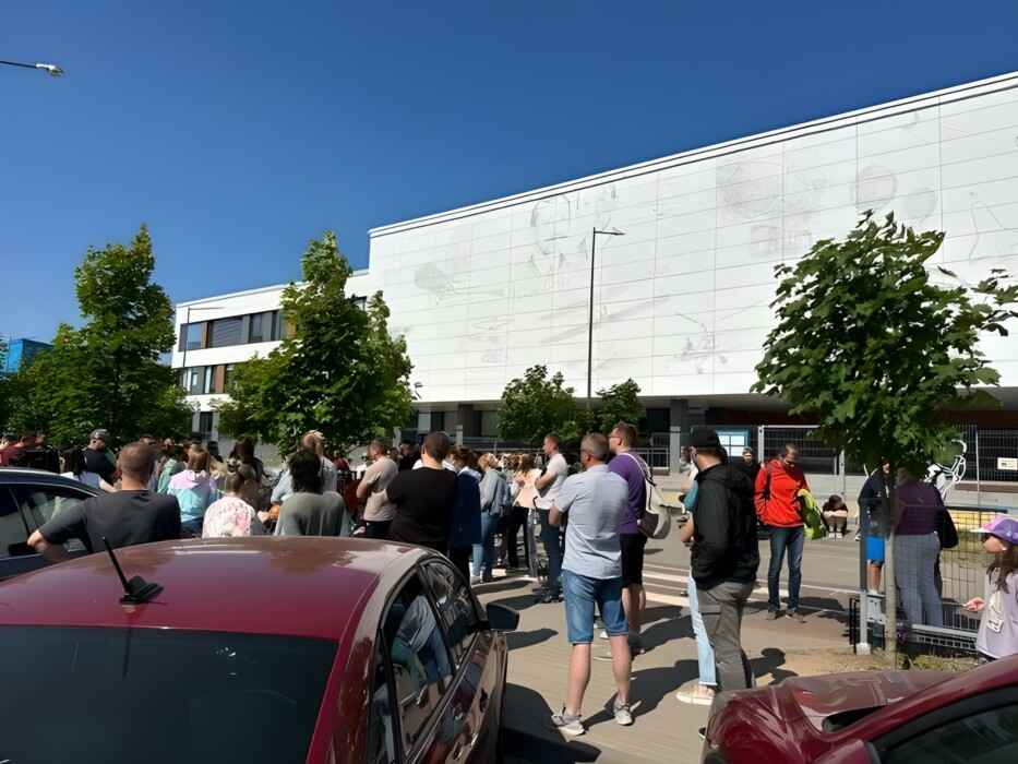 "Ночью стояли посменно" - В Беларуси начался набор первоклассников. Как родителям зачислить ребенка в желаемую школу?