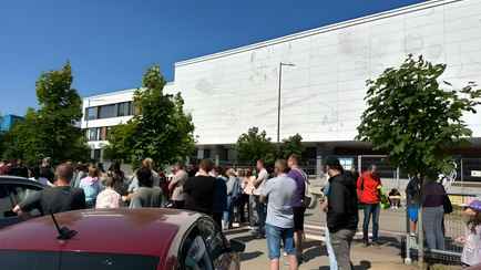 «Ночью стояли посменно» — В Беларуси начался набор первоклассников. Как родителям зачислить ребенка в желаемую школу?