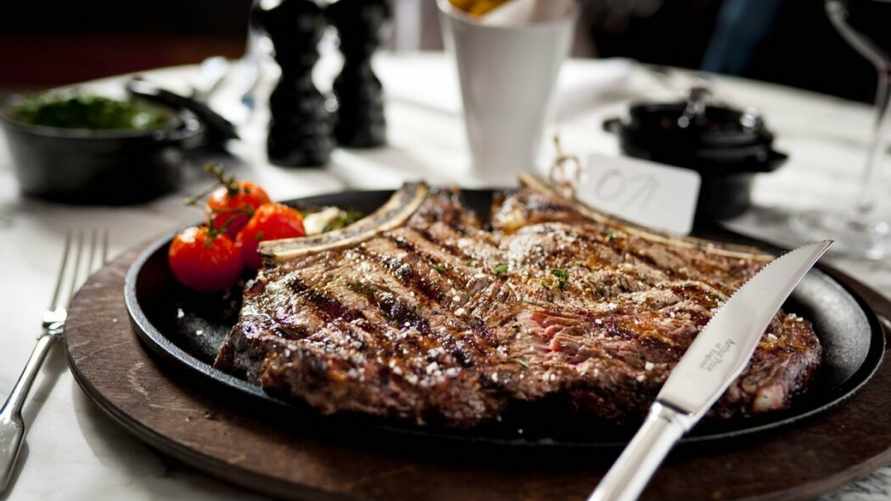 Белорусов пригласили в ресторан с безлимитом на блюда из мяса. Где находится и сколько это стоит?