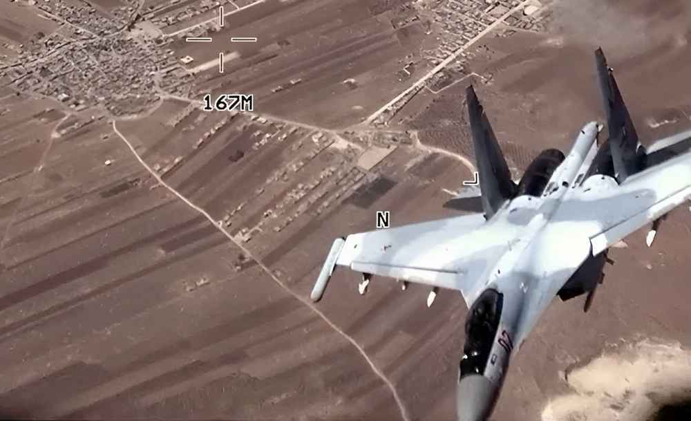 Российский Су-35 пролетает рядом с беспилотником США 5 июля над Сирией.