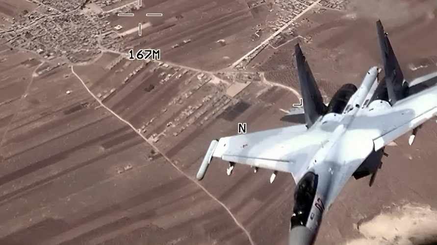 Российский Су-35 пролетает рядом с беспилотником США 5 июля над Сирией.