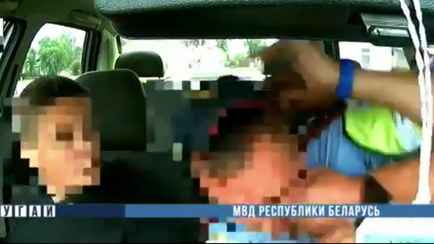 Появилось видео, как под Гомелем инспектор ГАИ погнался за 14-летним мопедистом и получил в лицо от его родственника