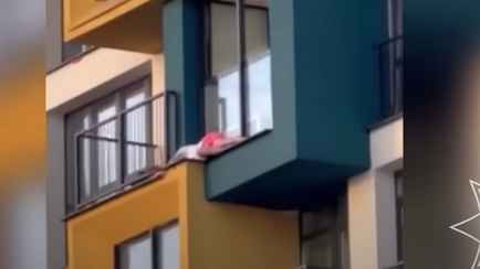 Появилось видео, как МЧС спасало в Минске девушку, лежащую на парапете 24-го этажа