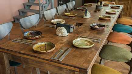 В Минске появился ресторан с «аборигенской пещерой». Что там подают?