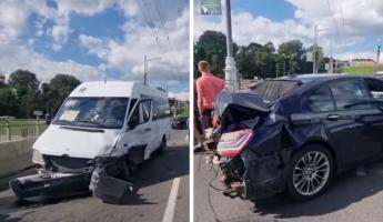 В Могилёве легковушка на скорости протаранила маршрутку – двое в больнице