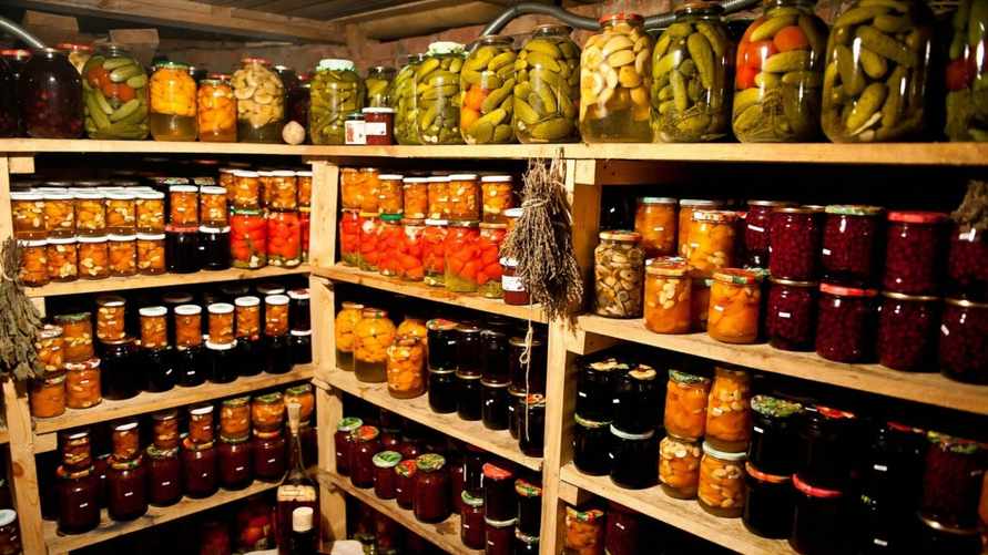 Сколько лет могут храниться домашние закатки? Вот когда есть их уже точно нельзя