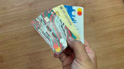 Один из банков разрешил белорусам пользоваться просроченными карточками 2 года. Но не всеми