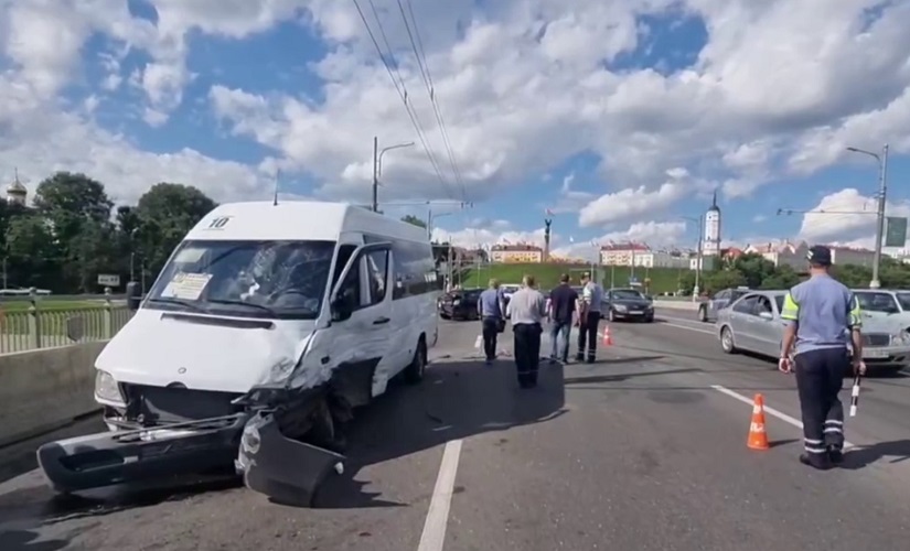 В Могилёве легковушка на скорости протаранила маршрутку – двое в больнице