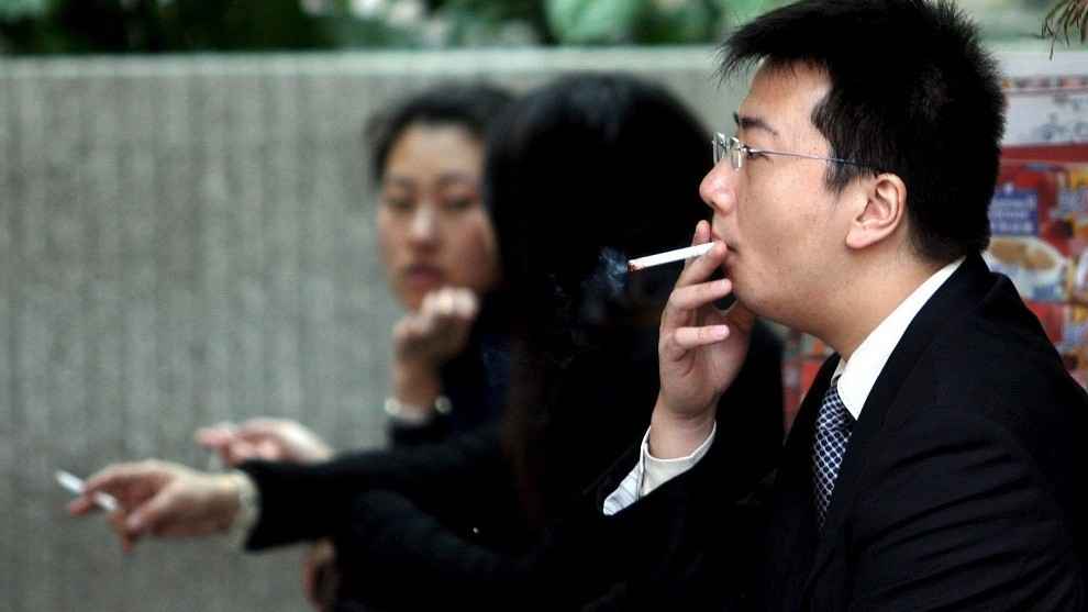 В Гонконге предложили осуждающе смотреть на курильщиков