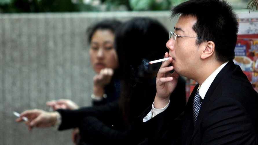В Гонконге предложили осуждающе смотреть на курильщиков