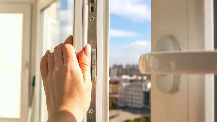 Надоели предложения «настроить» стеклопакеты за сотни рублей? Вот, что нужно сделать самому за пару копеек